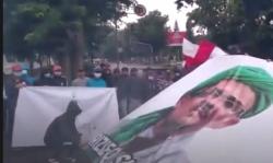 Video Massa di Bandung Bakar Poster Habib Rizieq Depan DPRD Jabar