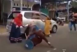 Video Pengendara Mobil Sebar Uang Rp20 Juta di Kalsel, Warga Histeris
