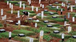 Perawatan Makam Korban Virus Corona di TPU Pondok Ranggon