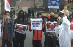 Video Massa di Wonosobo Gelar Aksi Tolak FPI Bakar Poster Habib Rizieq
