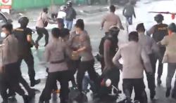 Demo Aliansi Mahasiswa di KPU Sulsel Rusuh, Polisi Tembakkan Gas Air Mata