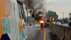 As Roda Belakang Patah, Pikap Terbalik dan Terbakar di Tol Cipularang