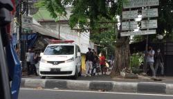 Mobil Ambulans Milik RS UMMI Sambangi Petamburan III, Ada Apa?