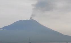 Video Gunung Ile Lewotolok NTT kembali Semburkan Abu Vulkanik