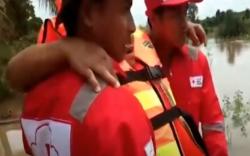 Video 2 Sungai Meluap di Musi Banyuasin, Lansia Terjebak dalam Rumah