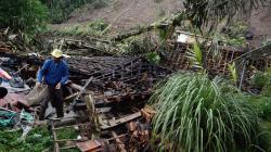 15 Rumah Tertimbun Tanah Longsor di Desa Sukamulya Garut
