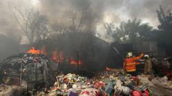 Gudang Barang Bekas di Bambu Apus Ludes Terbakar