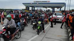 Jalan Utama Deli Serdang Banjir, Pengendara Motor Memaksa Masuk Tol Semayang  