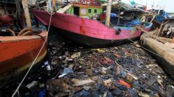 Penampakan Sungai Prajagumiwang Tercemar Oli Bekas Mesin Kapal dan Sampah