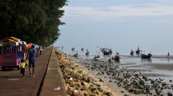 Melihat Aktivitas Nelayan Sambil Wisata di Pantai Boom Tuban