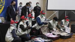 KPK Pamer Barang Bukti Uang Korupsi Bansos Covid-19 Senilai Rp14,5 M