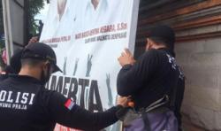 Satpol PP Denpasar Turunkan 17 Baliho Kampanye