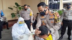 Lucu, Polisi di Tasikmalaya Takut Jarum saat Rapid Test Terpaksa Dipegangi Kapolres<