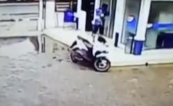 Video Rekaman CCTV Pelaku Salah Masukkan PIN ATM Curian di Sumut
