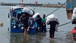 Logistik Pilkada Dikirim ke Buru Selatan, Dikawal Ketat Aparat