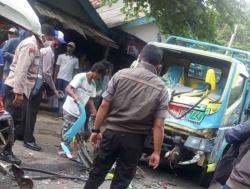 Truk Tabrak Angkot di Jatiluhur, Sopir dan Balita Tewas<