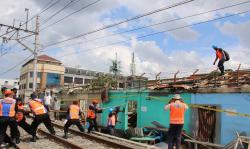 KAI dan Pemprov DKI Tertibkan Bangunan Liar di Dekat Rel Penjaringan
