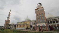 Menara Masjid Islamic Center Indramayu Roboh Diterjang Angin Kencang<