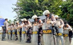 Video Polisi Kerahkan Brimob Jaga Polda Metro Jaya Jelang Kedatangan Habib Rizieq