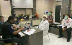 Ini Penampakan Habib Rizieq Duduk di Hadapan Penyidik Polda Metro