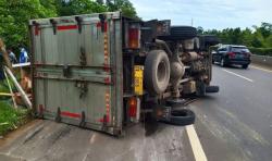Gara-Gara Ring Roda Lepas, Truk Minyak Goreng Terbalik di Tol Cipularang<