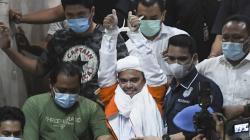 Habib Rizieq Shihab Diborgol dan Pakai Rompi Tahanan Polda Metro Jaya<