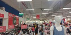 Jelang Natal di Manado, Pusat Perbelanjaan Mulai Ramai Pengunjung  