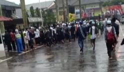 Beredar Video, Ramai-Ramai Massa Bersarung dan Berkopiah Minta Ditahan di Ciamis