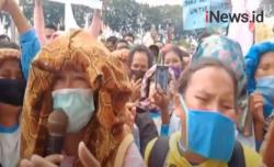 Video Ibu-Ibu Unjuk Rasa di Kantor Bupati Asahan Menangis Rumah Terendam Banjir Sebulan