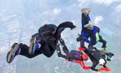 Pasukan Korps Baret Ungu Berlatih Terjun Free Fall 