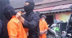 Video Densus 88 Bawa 23 Terduga Teroris Jaringan Jamaah Islamiyah ke Jakarta 