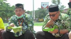 Unggul Pilkada Rembang, Hafidz-Hanies Selebrasi Makan Ketan 
