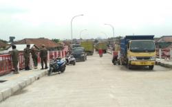 Uji Beban, 24 Truk Pasir Parkir di Atas Jembatan Musi VI Palembang