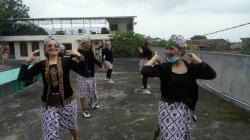 Hari Ibu, Instruktur Senam di Salatiga Gelar Zumba Berkebaya Secara Virtual