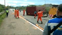 Sopir Ngotot Kemudikan Trailer Bermasalah Akhirnya Terbalik di Tol Cipularang<