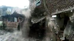 Viral, Video Rumah Roboh Tergerus Arus Sungai Citepus di Astanaanyar Bandung<