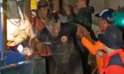 Video 2 Rumah Tertimpa Tebing Longsor di Bandung, Satu Orang Hilang<