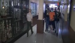 Video Polisi Tangkap Satpam Pelaku Penganiayaan Dokter di Palmerah<
