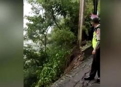 Video Tebing di Atas Curug Pelangi Longsor, Jalur Cimahi-Lembang Terancam Putus