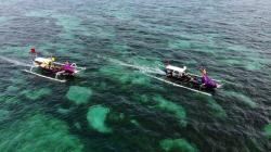 Nelayan Hias Perahu Jukung untuk Menarik Wisatawan ke Pantai Pandawa Bali