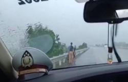 Video Viral Ibu Jalan Kaki di Bahu Jalan Tol Trans Sumatera saat Hujan Deras