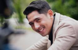3 Pesona Arya Saloka Pemeran Aldebaran Pakai Turtleneck, Inspirasi Gaya Bos Muda 