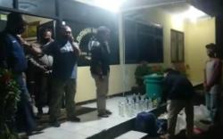 Jelang Tahun Baru, Polisi Gerebek Gudang Miras di Tasikmalaya, Sita Ratusan Liter Tuak<