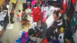 Terekam CCTV, Pekerja Sablon di Makassar Tikam Rekan Kerja Pakai Gunting