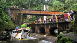 Kecelakaan Beruntun di Lembah Anai, Minibus Masuk Sungai