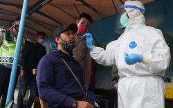 Awak dan Penumpang Bus Jalani Rapid Test Antigen di Rest Area Km 125 Tol Cipularang