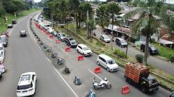 Jalur Puncak Bogor Oneway Arah Jakarta, Sejumlah Kendaraan Tertahan di Simpang Gadong