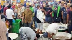 Jelang Malam Tahun Baru, Pasar Ikan Muara Angke Penuh Sesak Diserbu Pembeli