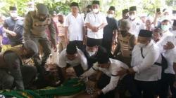 Duka Iringi Pemakaman Mantan Bupati Tapteng Panusunan Pasaribu di Tanjung Rompa Tapsel