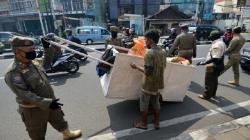 Abaikan PSBB, Ban Motor Pengunjung di Pasar Jatinegara Digembosi